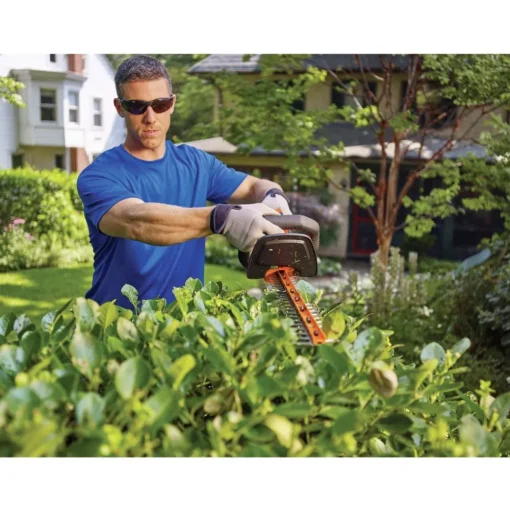 Black & Decker 40V MAX POWERCUT Lithium-Ion 24 in. Cordless Hedge Trimmer Kit (1.5 Ah)