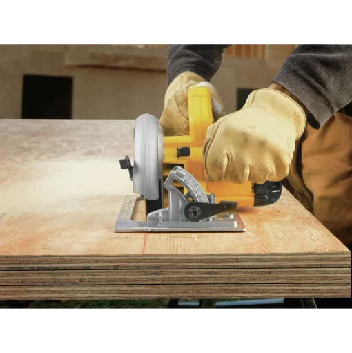 Dewalt 7-1/4 in. Lightweight Circular Saw Kit - DWE575