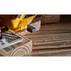 Dewalt 12V MAX XTREME Brushless Lithium-Ion 5-3/8 in. Cordless Circular Saw Kit with Charger (5 Ah)