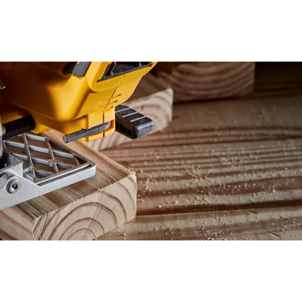 Dewalt 12V MAX XTREME Brushless Lithium-Ion 5-3/8 in. Cordless Circular Saw Kit with Charger (5 Ah)