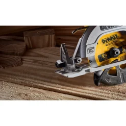 Dewalt 12V MAX XTREME Brushless Lithium-Ion 5-3/8 in. Cordless Circular Saw Kit with Charger (5 Ah)