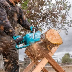 Makita 40V max XGT Brushless Lithium-Ion 16 in. Cordless Chain Saw Kit (4.0Ah)