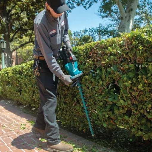 Makita 40V max XGT Brushless Lithium-Ion 30 in. Cordless Hedge Trimmer Kit (4 Ah)